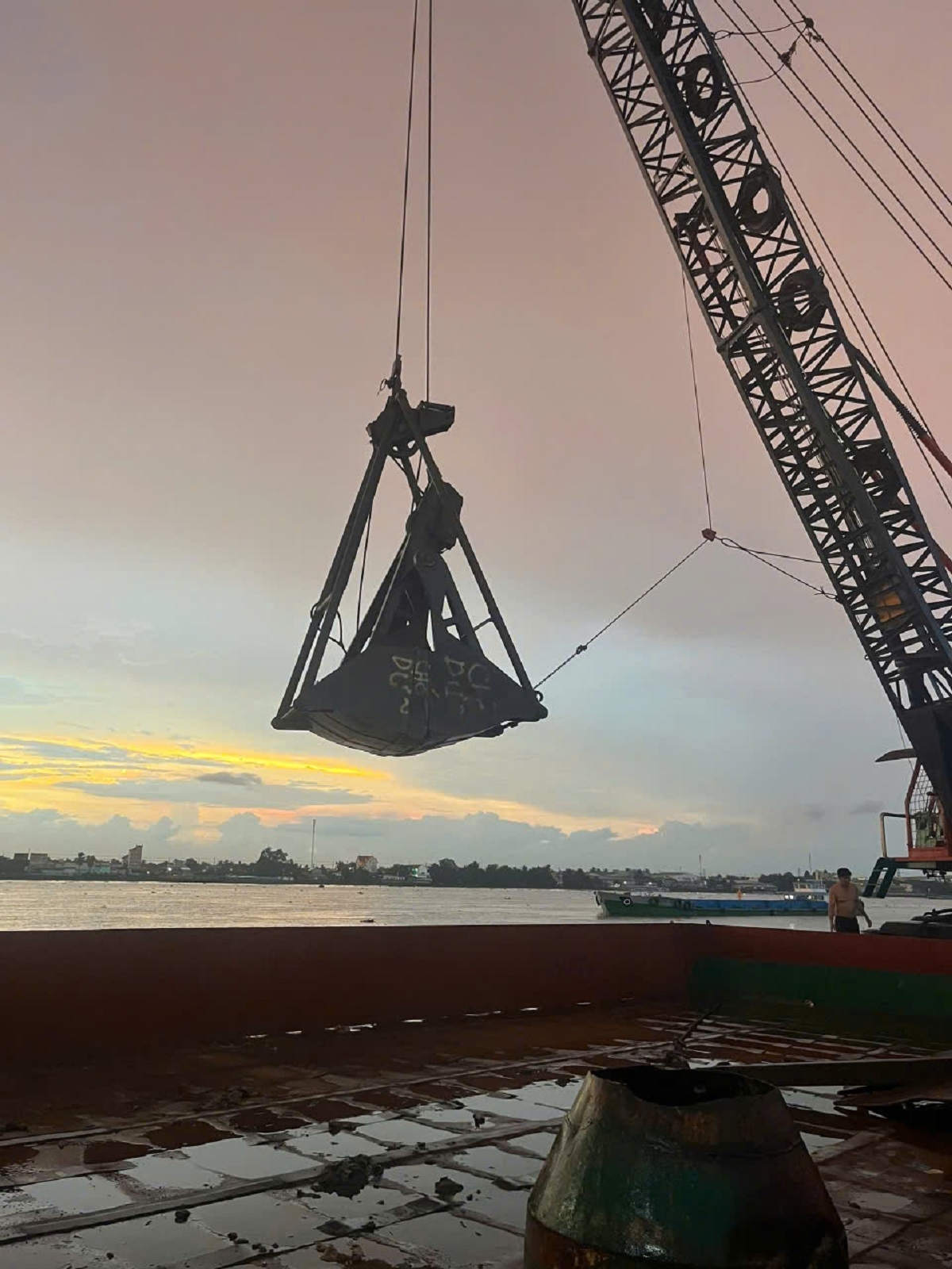 Đồng Tháp điều chuyển cát cho dự án cần, khắc phục khai thác "rùa bò"